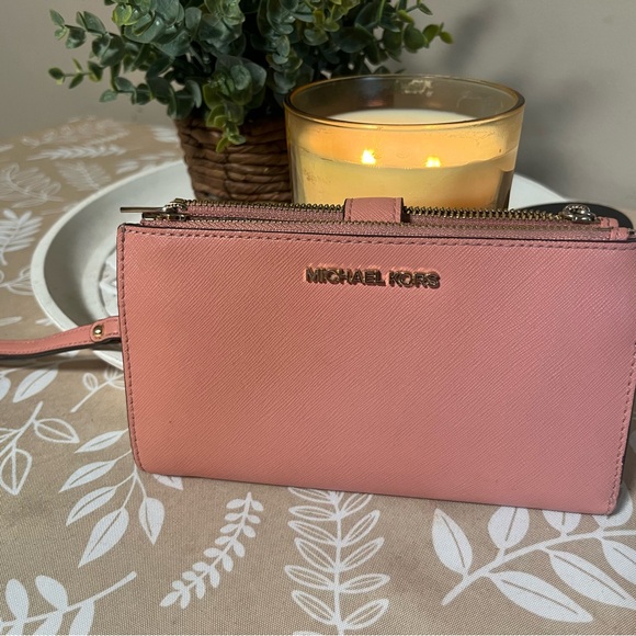 Michael Kors Blush Pink Wallet - Picture 1 of 4